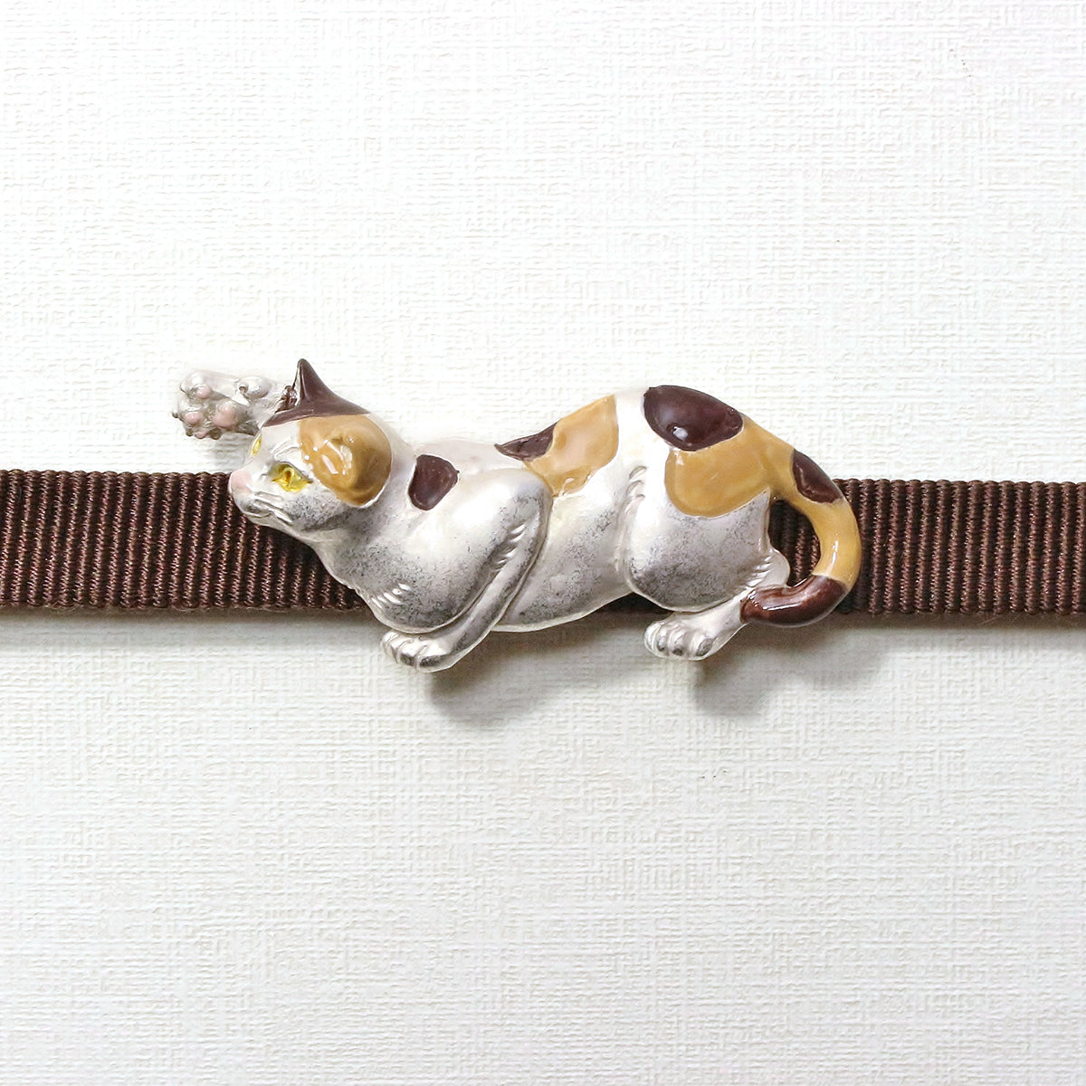 数-SUU-悪戯三毛 帯留め / 帯留め※専用豪華ボックス入り