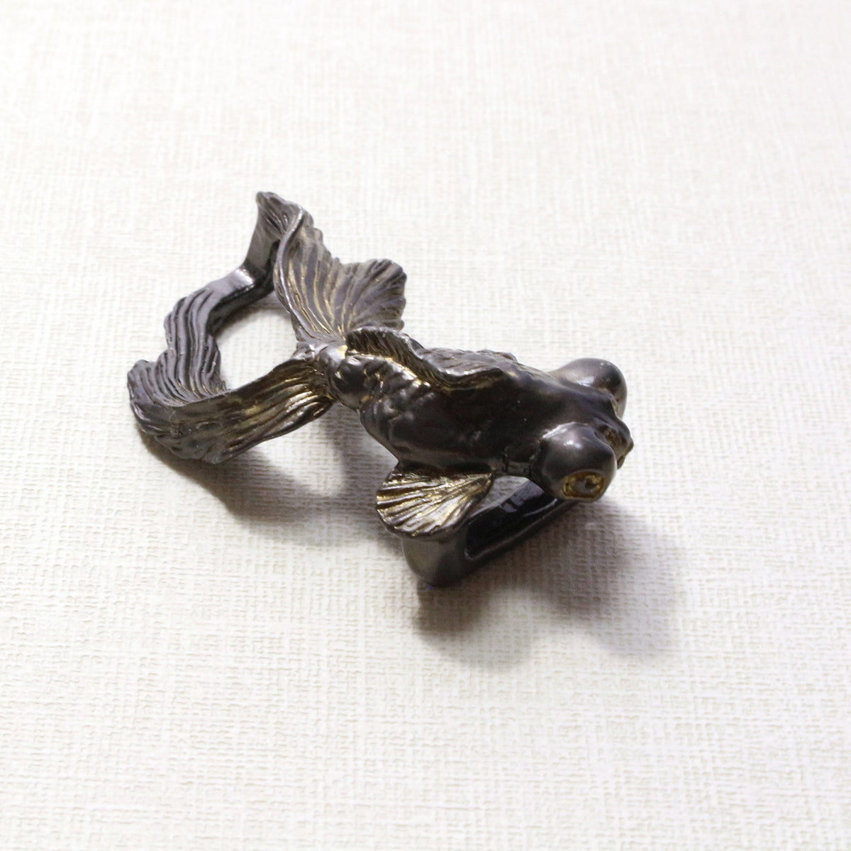 数-SUU- 出目金GM(ガンメタ)帯留め / 帯留め※専用豪華ボックス入り