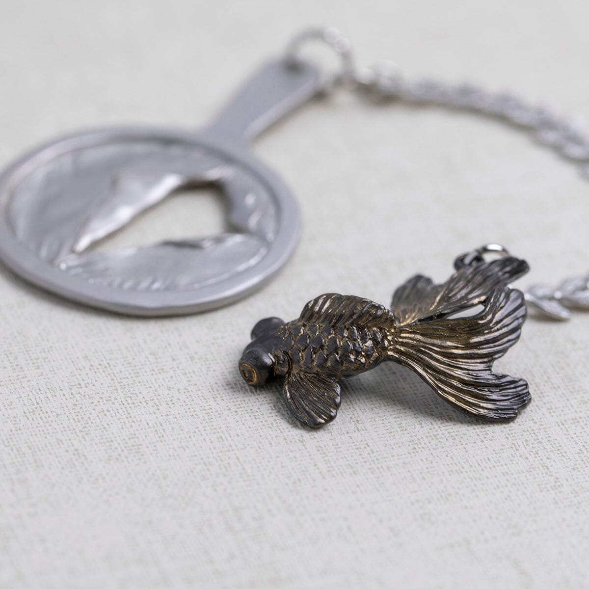 数-SUU- 出目金根付(ガンメタ) 根付 -数-SUU