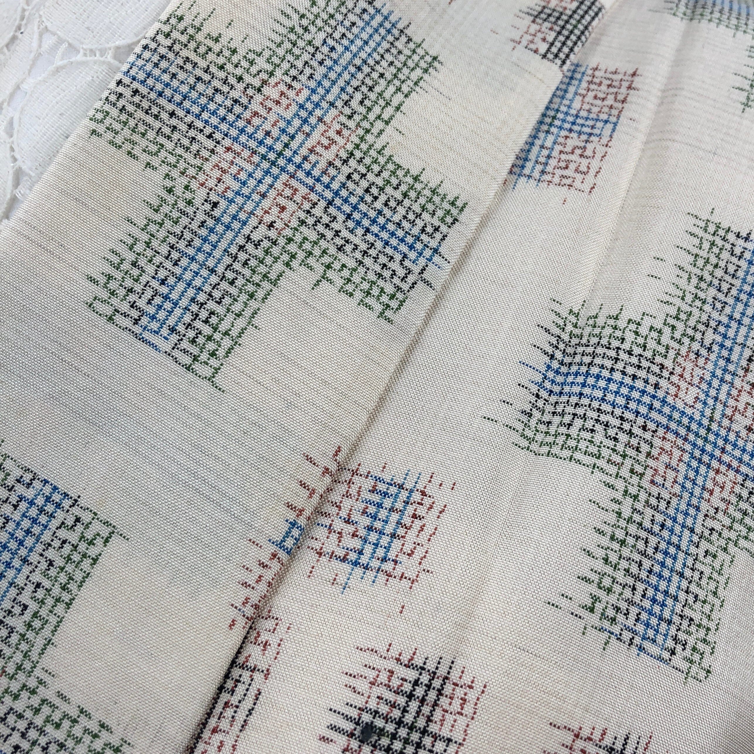 used紬 バチ衿 白地に幾何学模様 紬 used